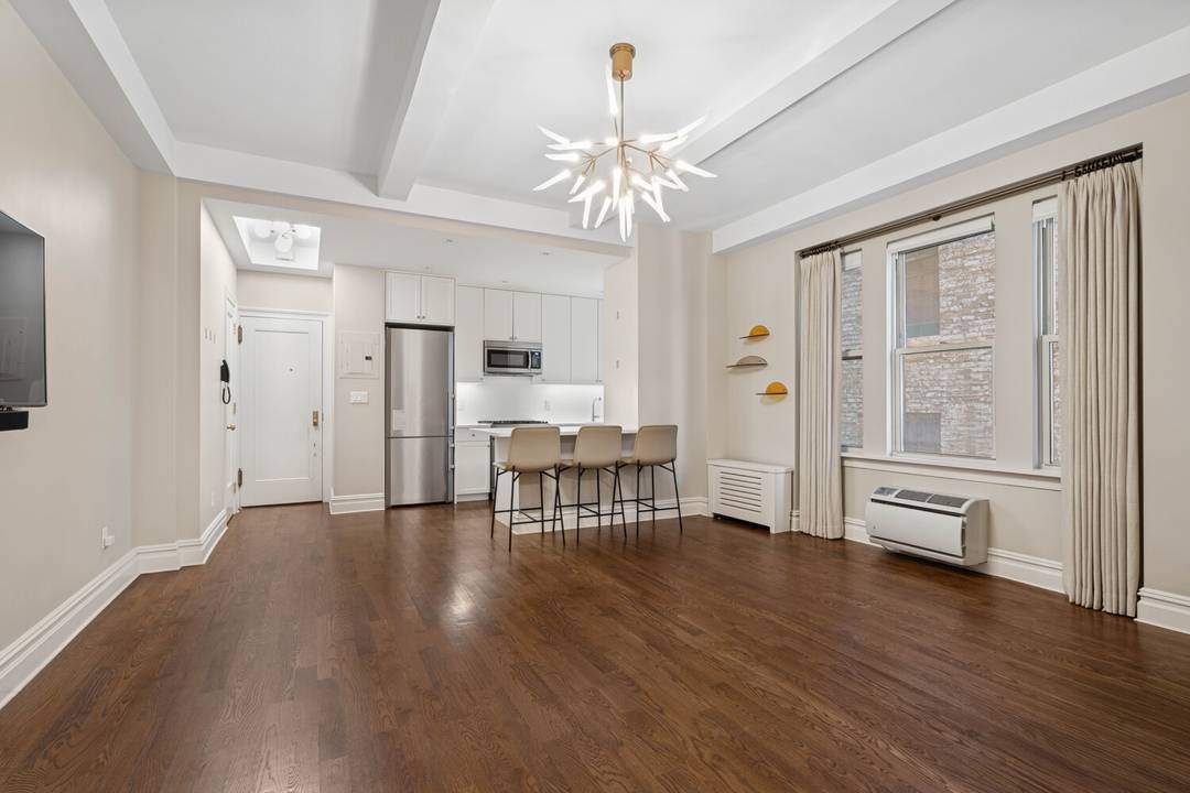 Welcome to 25 Fifth Avenue, the Premier Prewar Full Service Condominium located in Greenwich Village on lower Fifth Avenue.