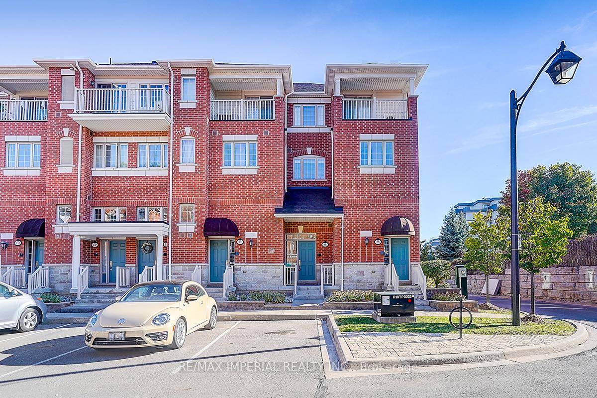 Fantastic Urban Townhome with 9ft Ceilings in the Heart of Richmond Hill !