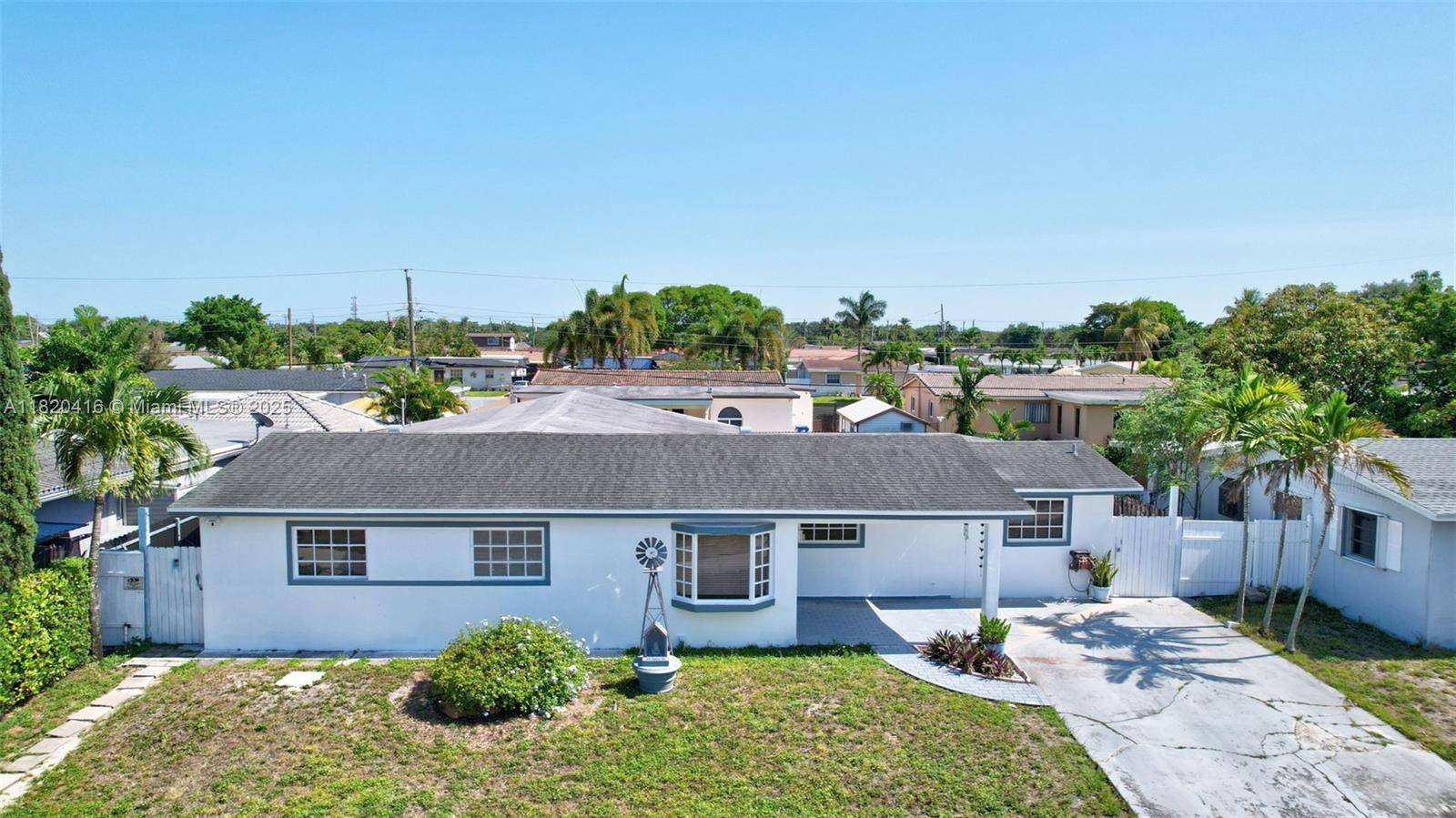 Excellent opportunity in the highly desireable neighborhood of Plam Springs North.