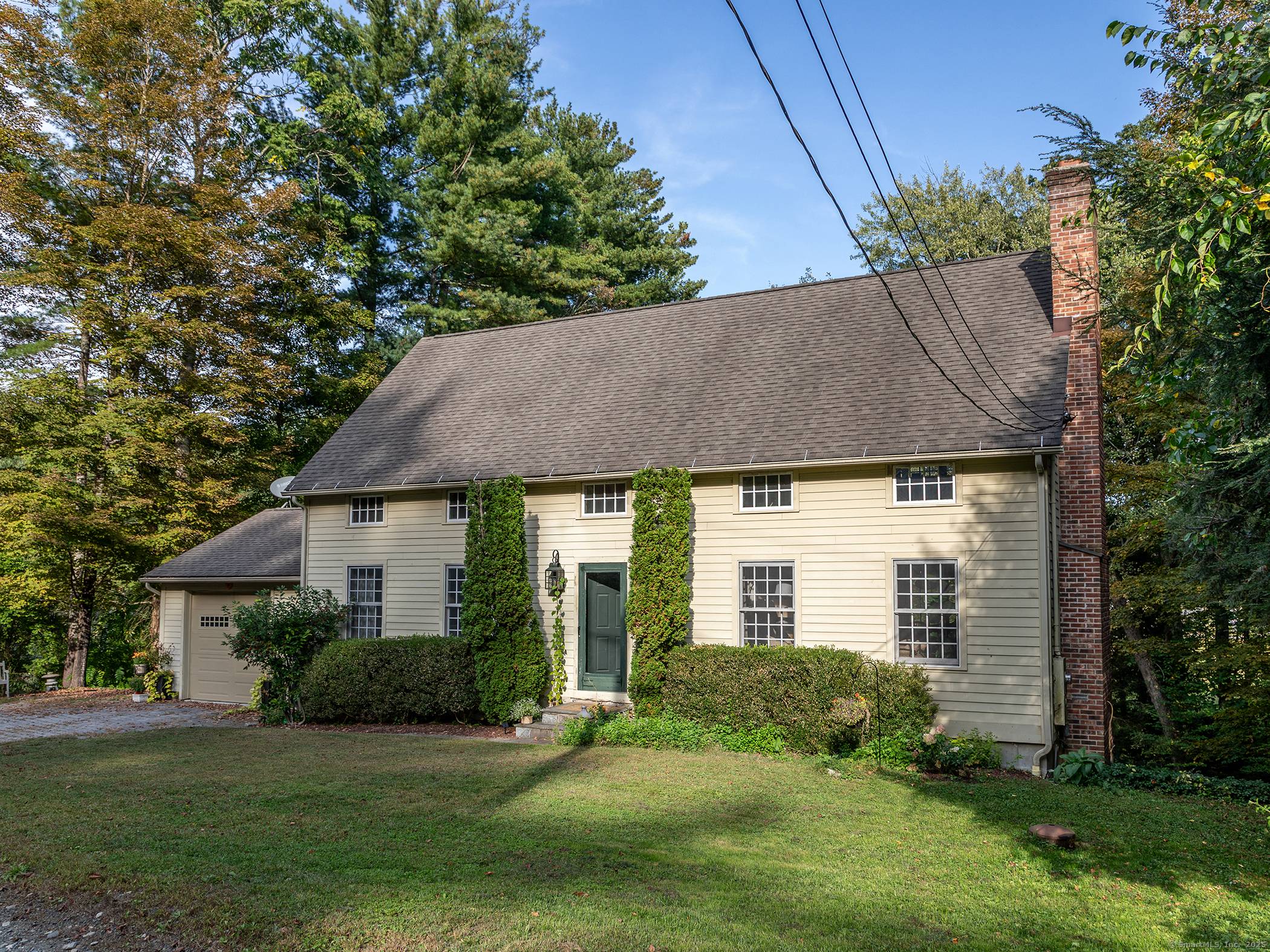 Charming Cape in Woodbury, CT on a peaceful dead end road, fully furnished and move in ready.