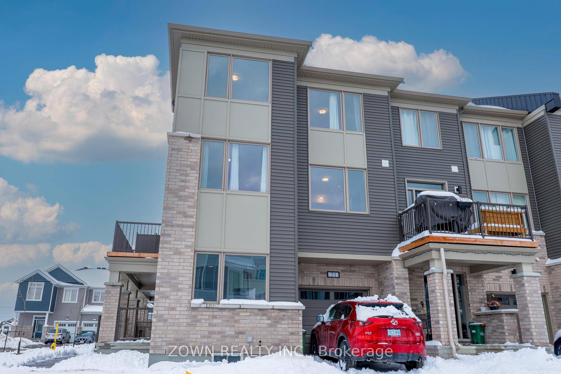 3 Bed 2. 5 Bath END UNIT in Ottawa !