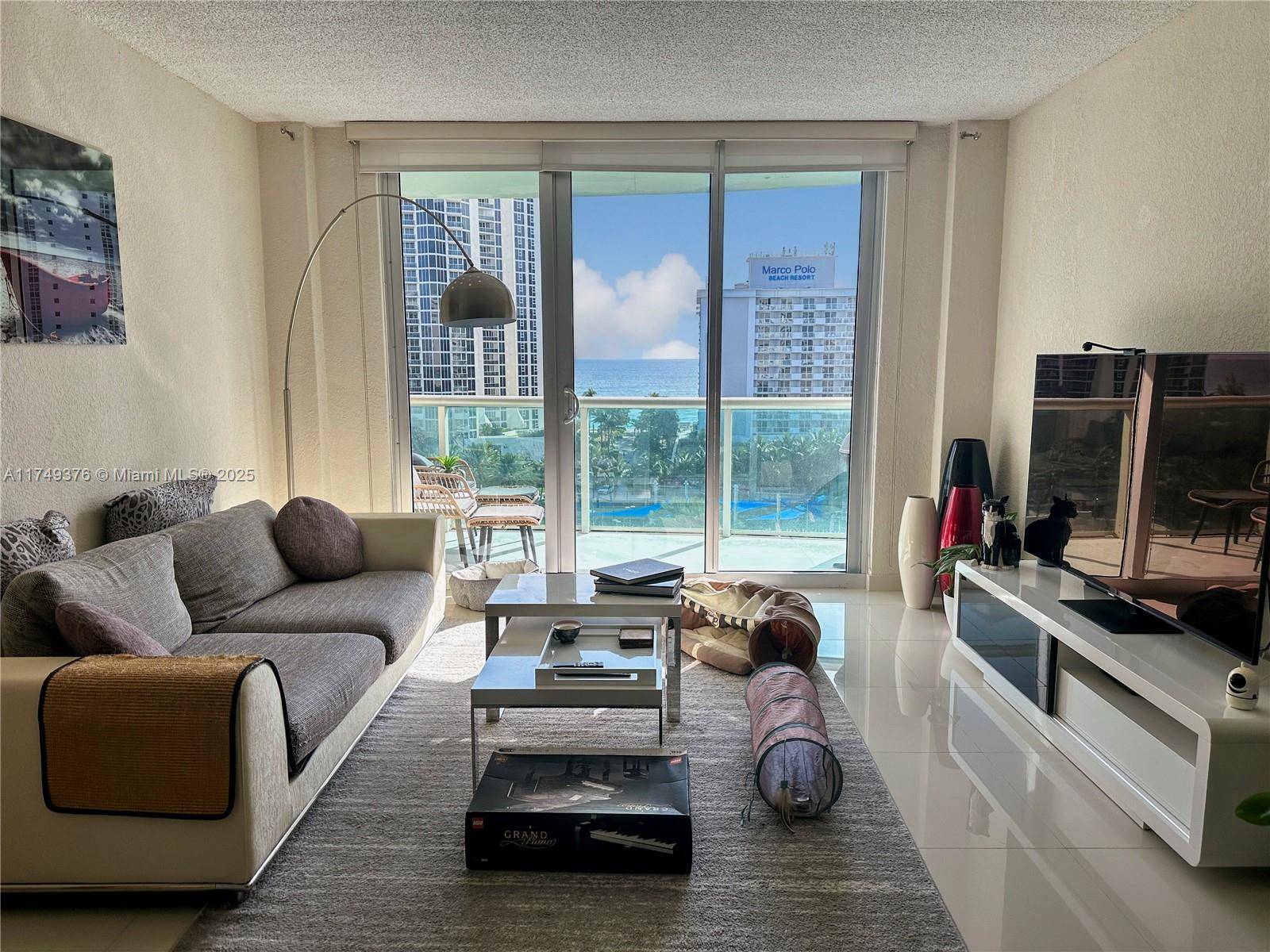 Enjoy the beautiful city of Sunny Isles, always living in vacation mode with this beautiful, bright and spacious unit with an open view from its balcony to the Heritage Park ...