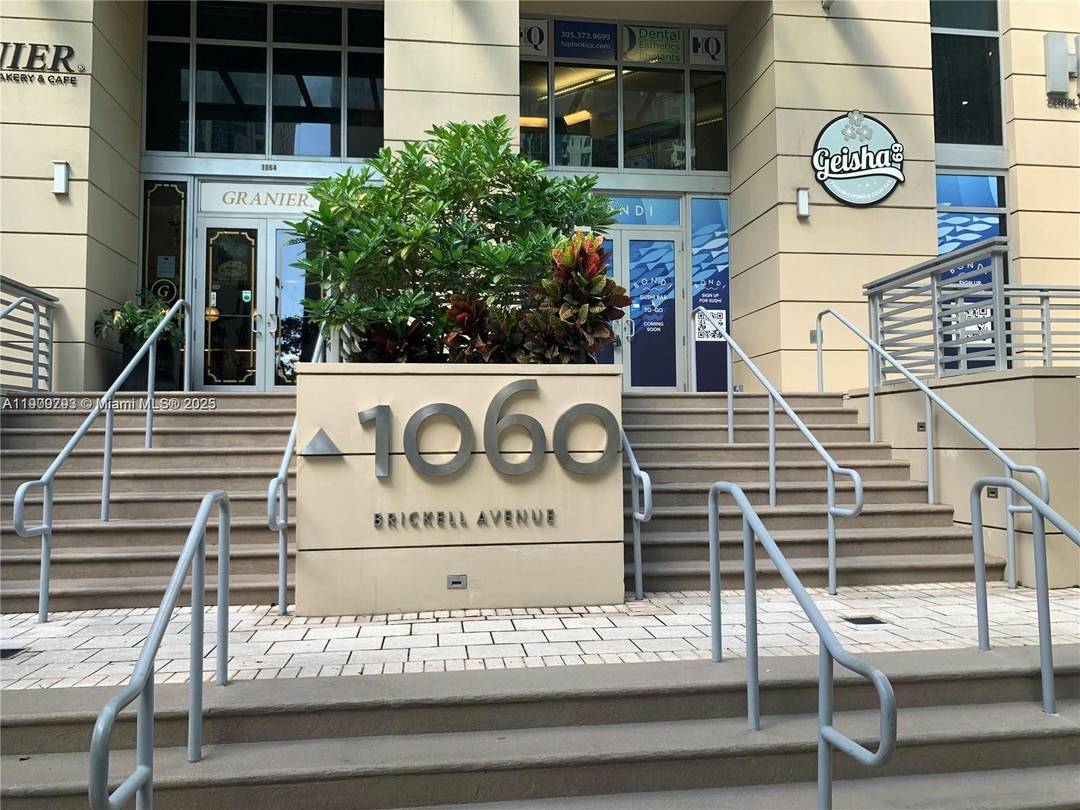 Elegant, Modern and Beautifull Property for Sale in Brickell Ave Its prime location ensures proximity to the vibrant Brickell City Center, where world class retailers and commercial establishments are at ...