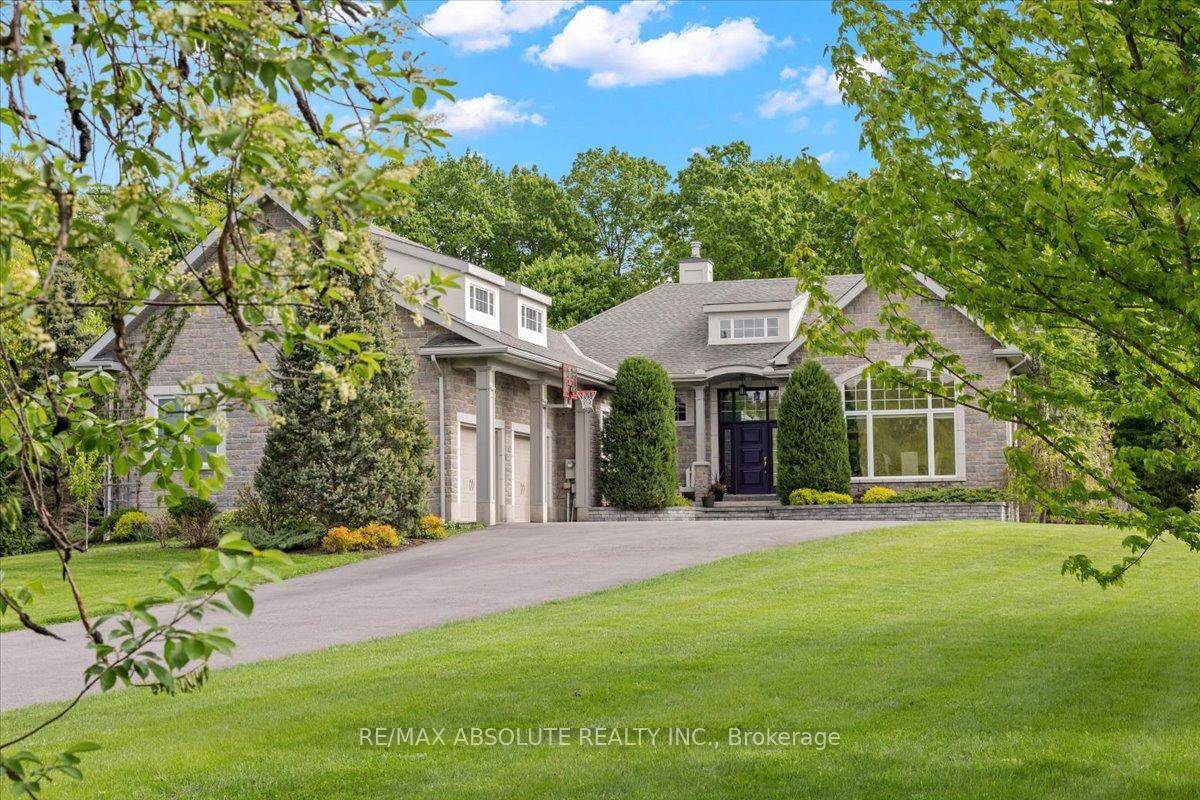 This sprawling bungalow is perfectly situated in Kanata North, one of the BEST amp ; sought after communities in the west end of Ottawa !