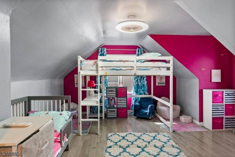 ! ! BACK ON MARKET ! ! Buyer couldn't perform !