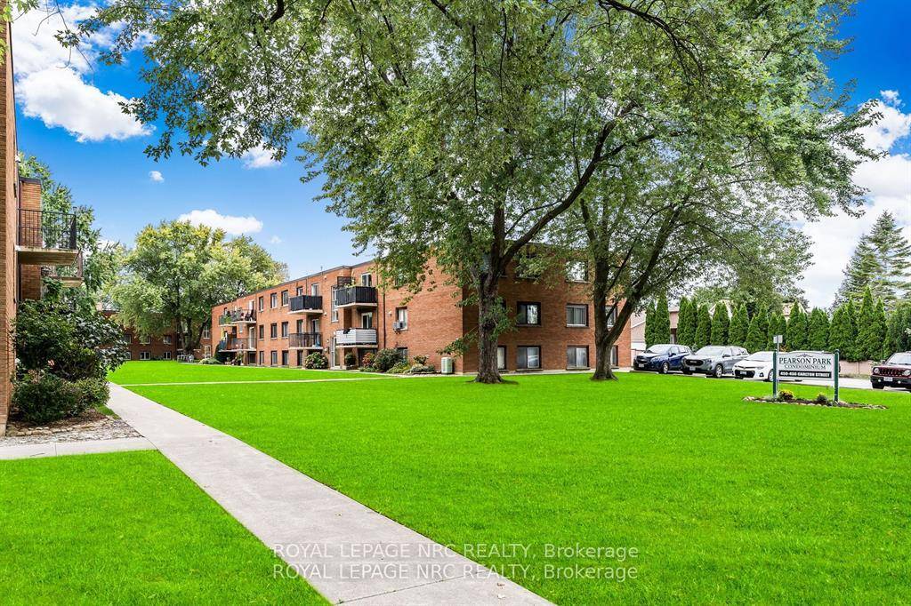 Modern and inviting, this 2 bedroom unit has large windows in one of the best condo locations in the city.