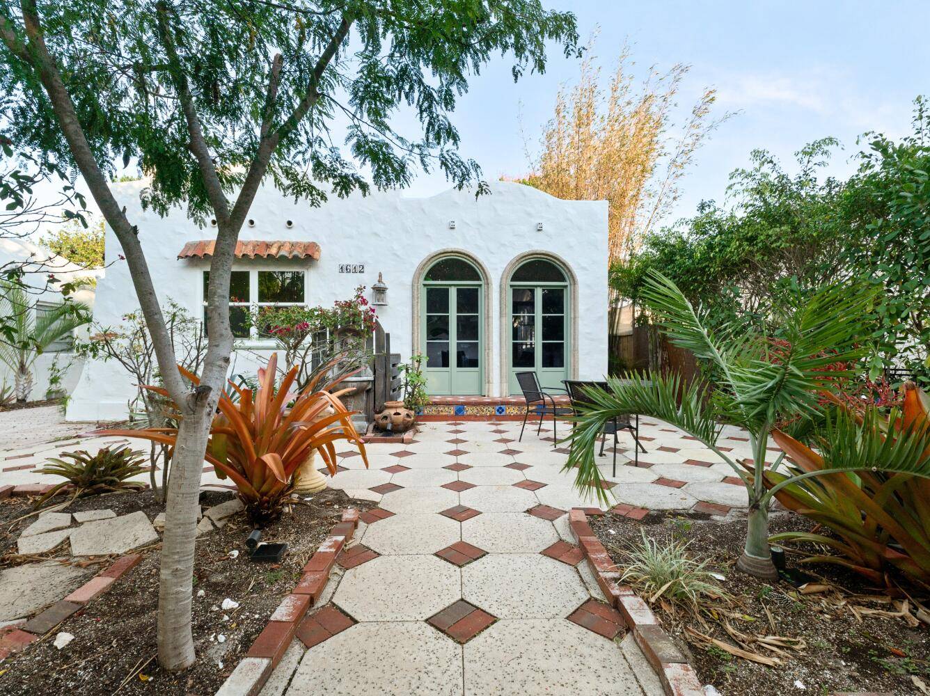 Absolutely charming, renovated, and fully furnished Florida Cottage in the heart of highly sought after Grandview Heights neighborhood in Downtown West Palm Beach !