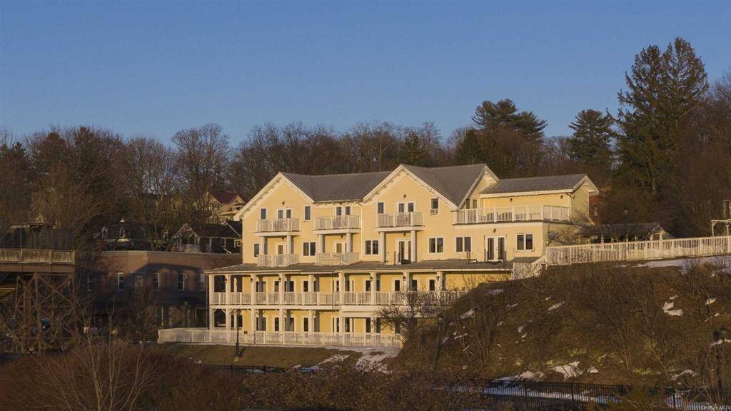 The Rhinecliff Hotel is a boutique country hotel overlooking the Hudson River at the Rhinecliff Amtrak Station.