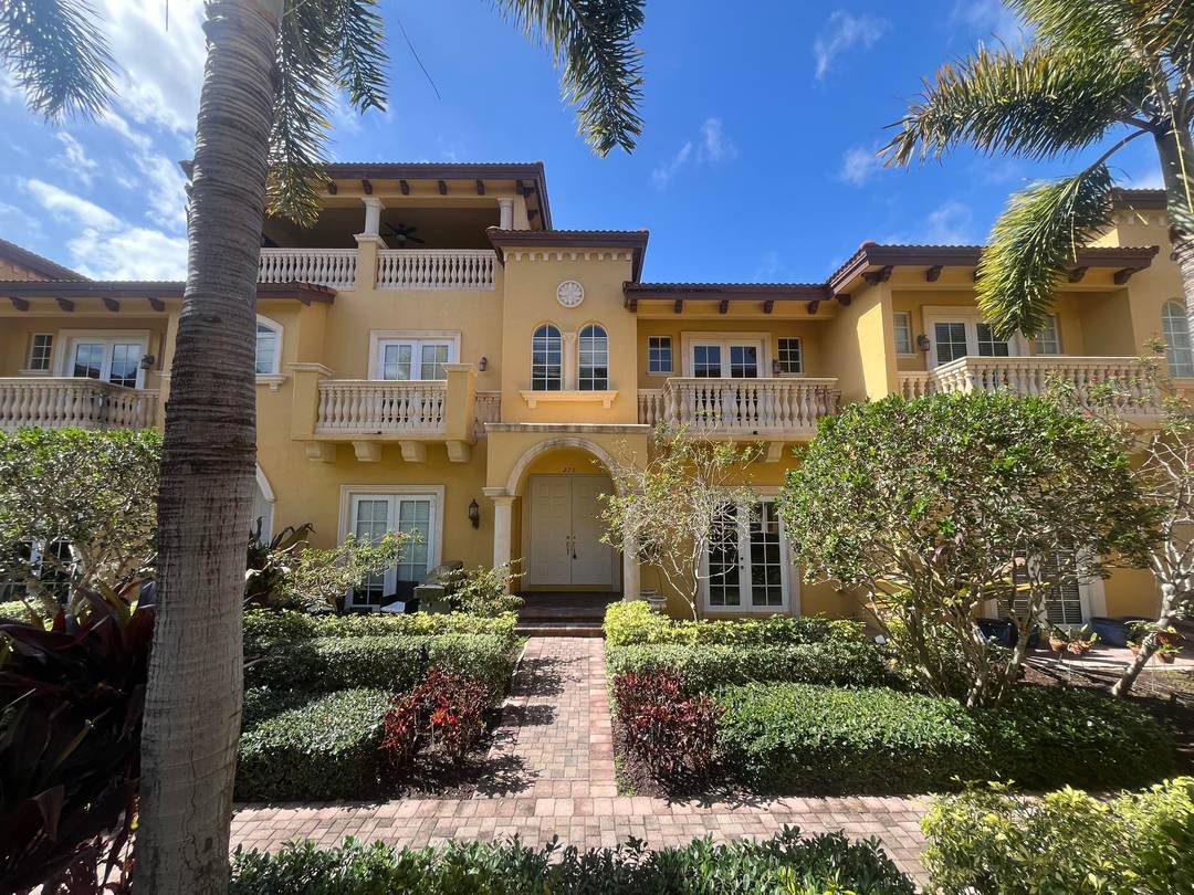 Tuscany Village townhouse in East Boca Raton location off US1 near the best beaches, downtown Delray Beach, and close to downtown Boca Raton.