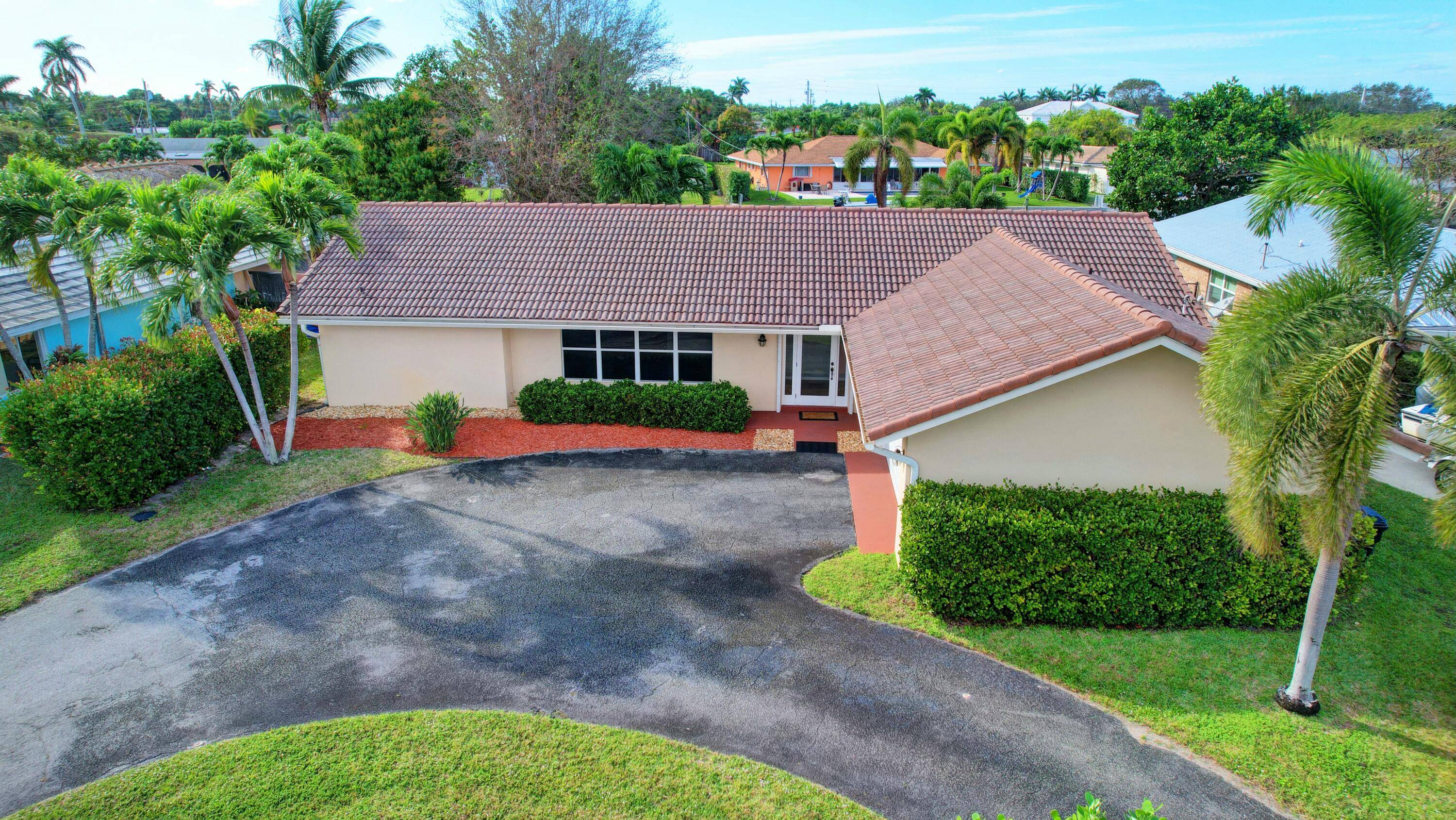 Welcome to Paradise ! South Florida living at it's finest, on the water and close to the beach.