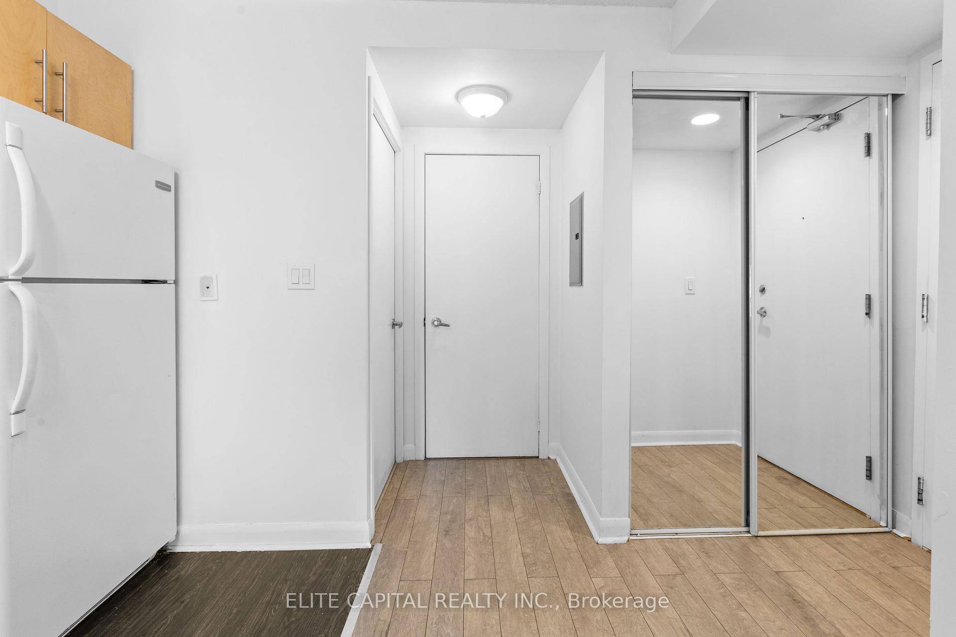 This cozy one bedroom, one bathroom freshly painted condo offers a practical and comfortable living space in a well established building, ideally located near Toronto's waterfront.