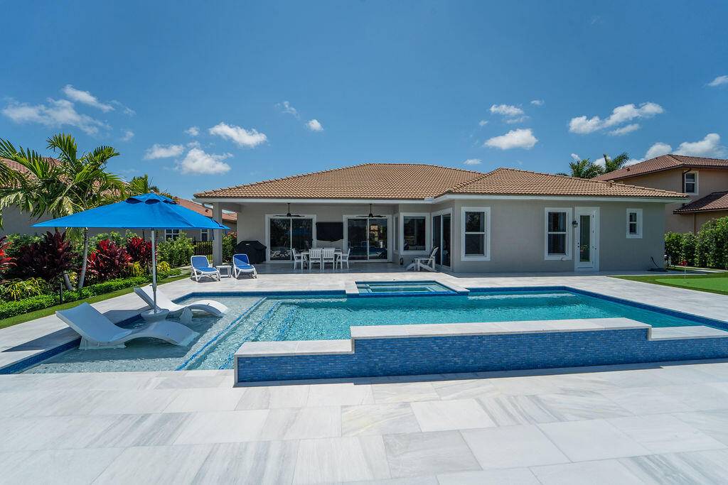 Step into luxury and comfort with this beautifully reinvented residence in the highly sought after gated community of Rialto.