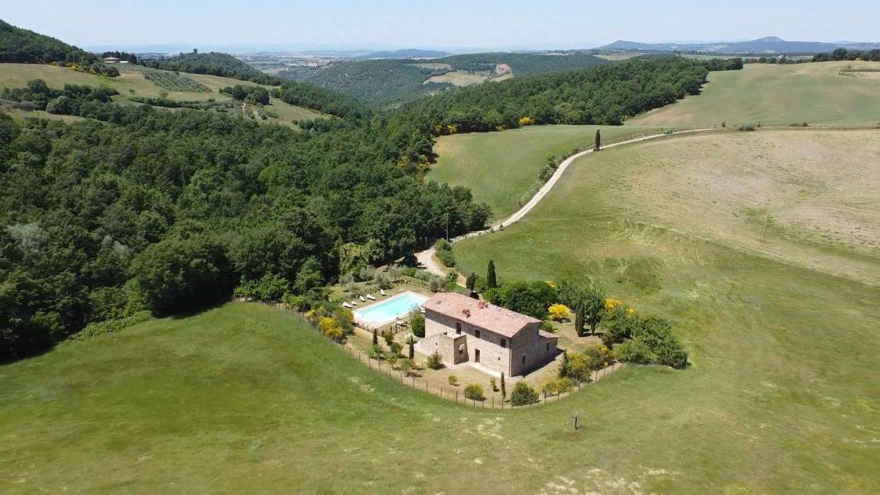 Organic farm consisting of two farmhouses, an annexe, farm sheds and 145 ha of land for sale in the Tuscan countryside.
