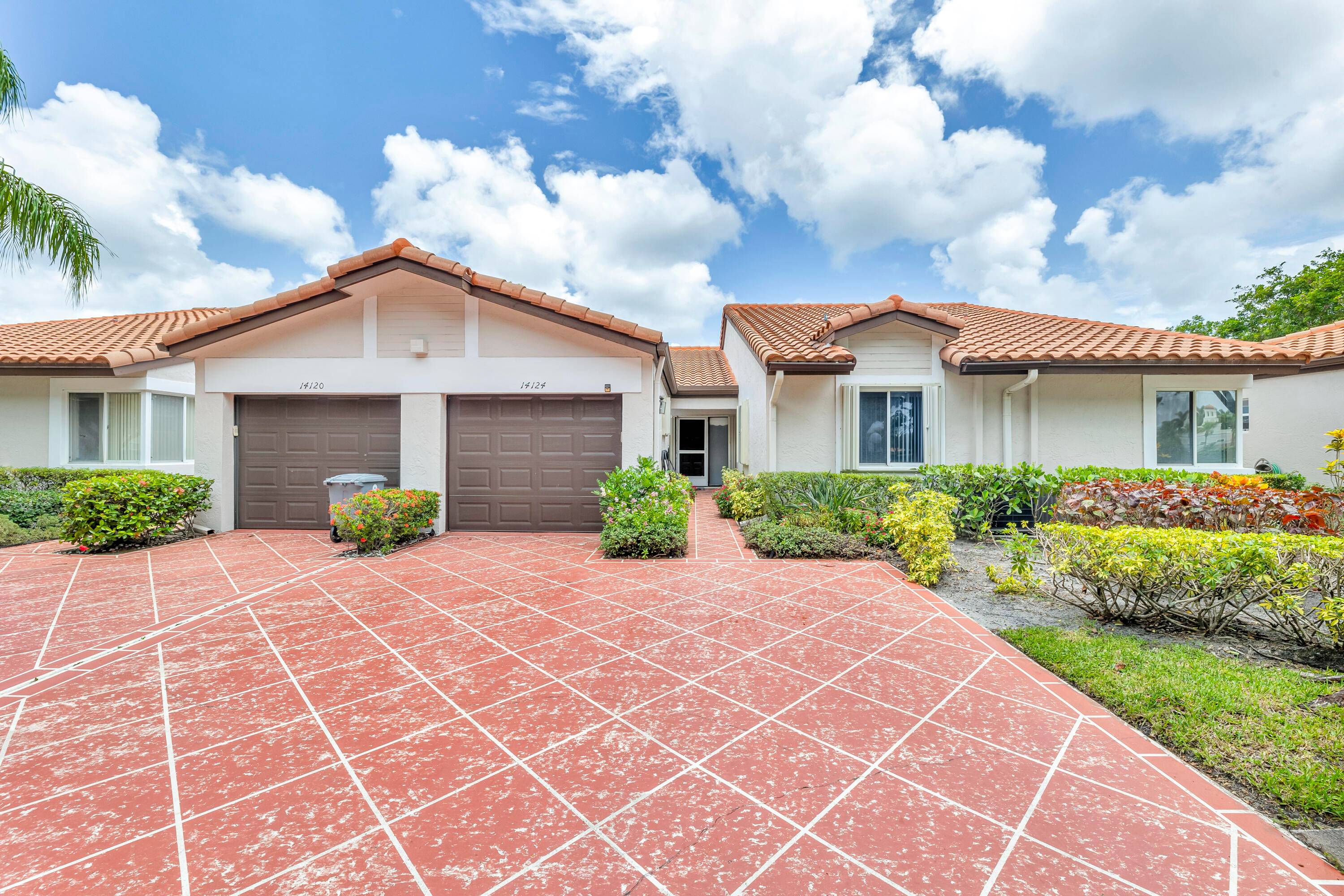 COME LIVE AND LOVE THE LIFESTYLE AND ENJOY THE RECENTLY RENOVATED BEAUTIFUL CLUBHOUSE OF HUNTINGTON POINTE !