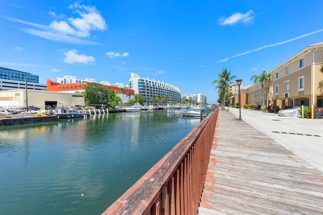 THREE LEVEL TOWNHOUSE IN A CENTER OF AVENTURA, 5 MIN TO AVENTURA MALL AND RESTAURANTS, A SCHOOLS, GREAT CONDITION, TENANT INCLUDED, TENANT PAYING 3000 A MONTH, 2 CAR GARAGE, 3 ...