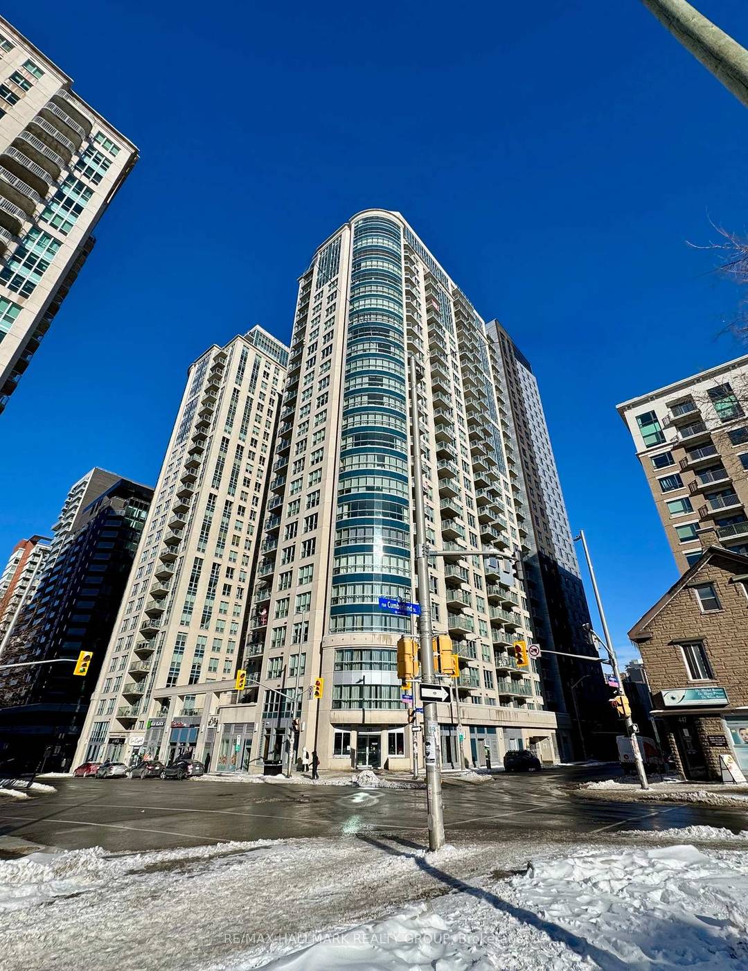 Welcome home ! Experience the best of city living in this FULLY FURNISHED one bedroom den condo on the 20th floor boasting breathtaking cityscape views.