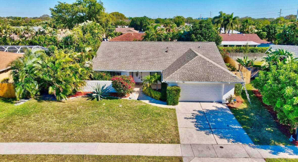 Welcome to your dream home in Central Boca Raton desirable Pheasant Walk community.