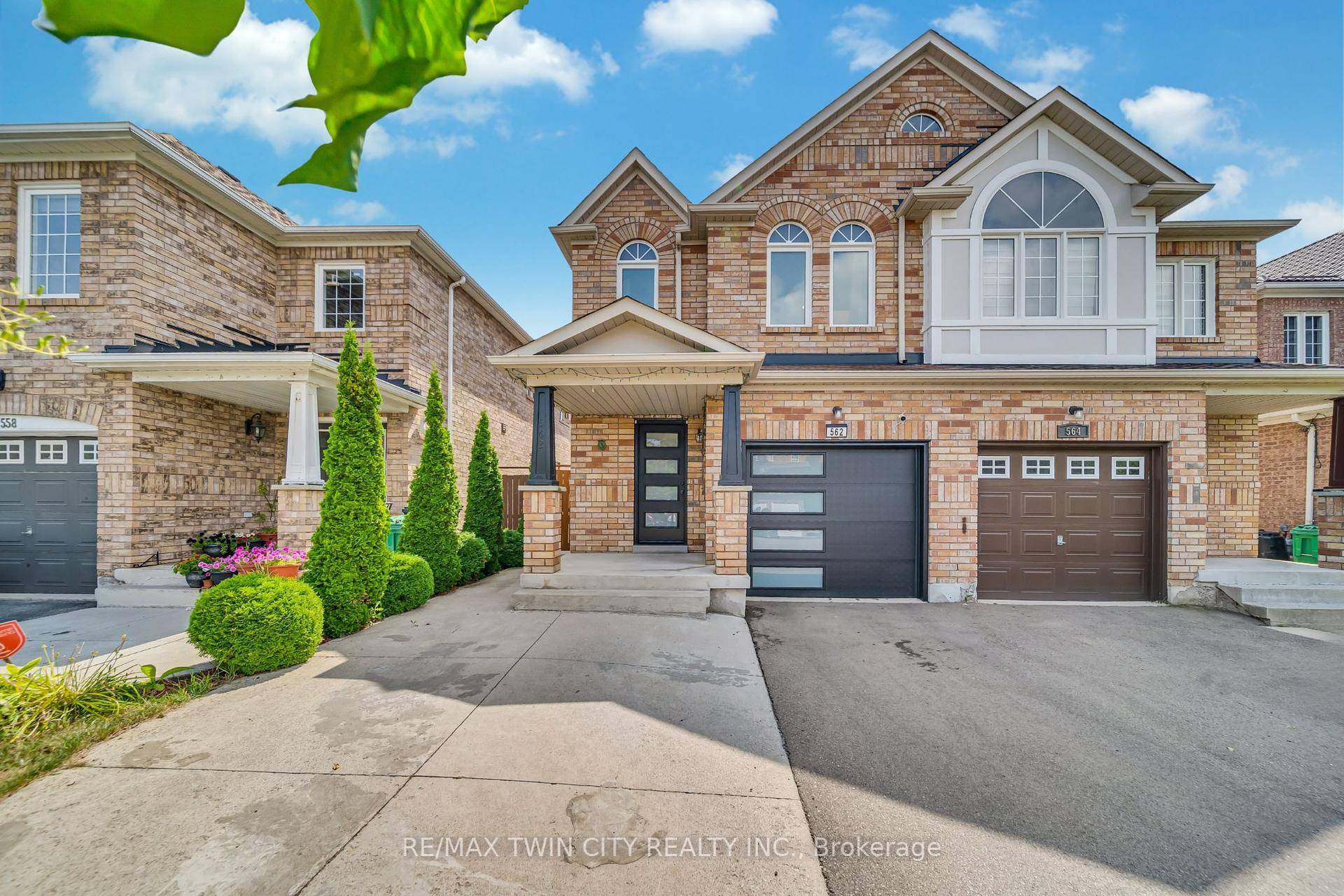 562 Orange Walk Crescent, Mississauga With This Location, Dont Wait to View !