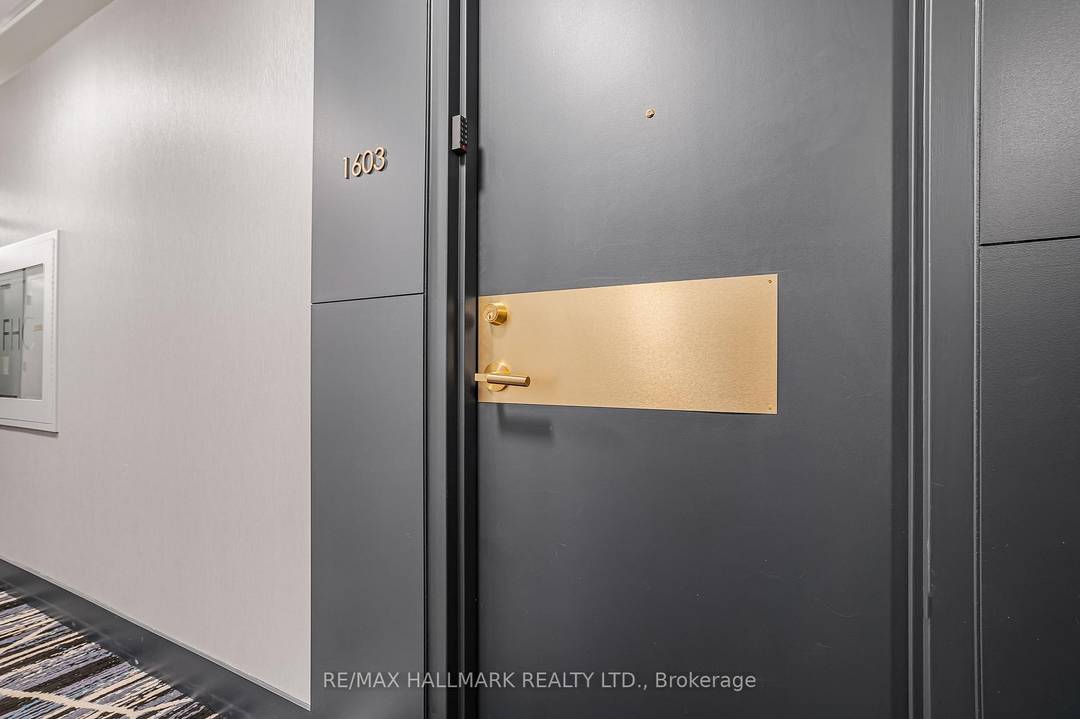 Bright and unique open concept suite featuring a spacious living and dining area withfloor to ceiling windows offering stunning city views.