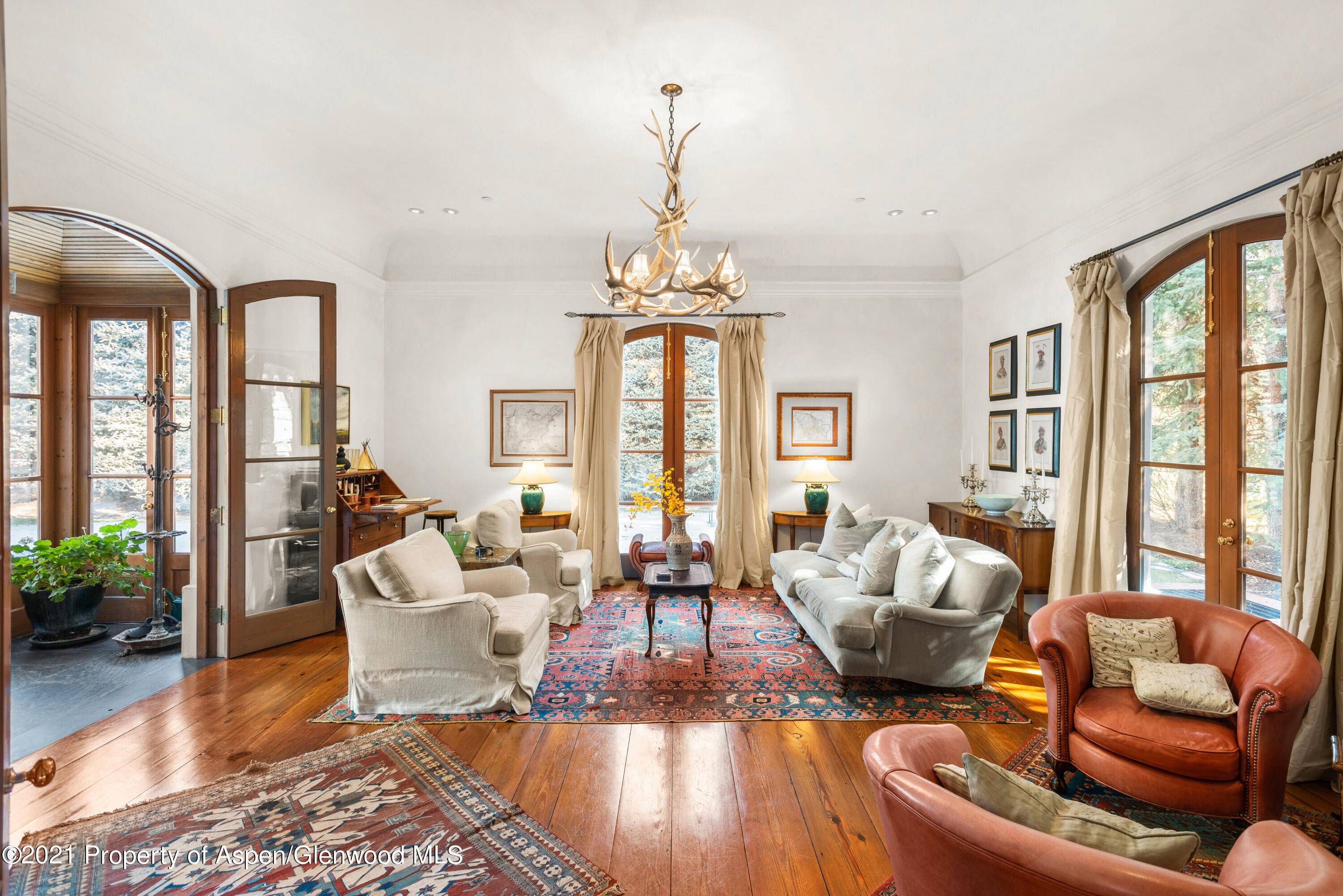 MONTHLY or SHORT TERM RENTAL Located near the Aspen golf course in West Aspen, just a mile from downtown.