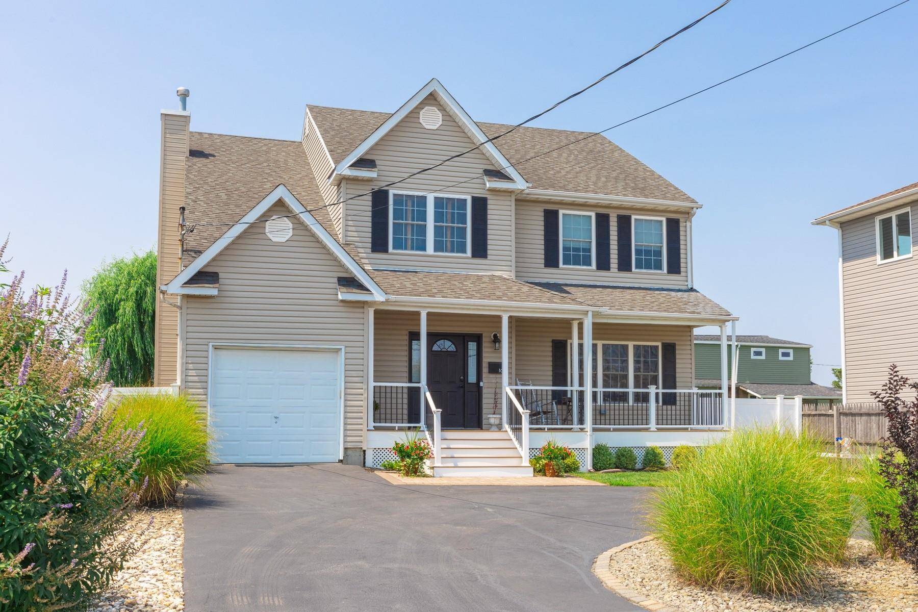Stunning 4 Bedroom Waterfront Colonial with Modern Upgrades amp ; Prime Canal Location Welcome to your dream waterfront retreat !
