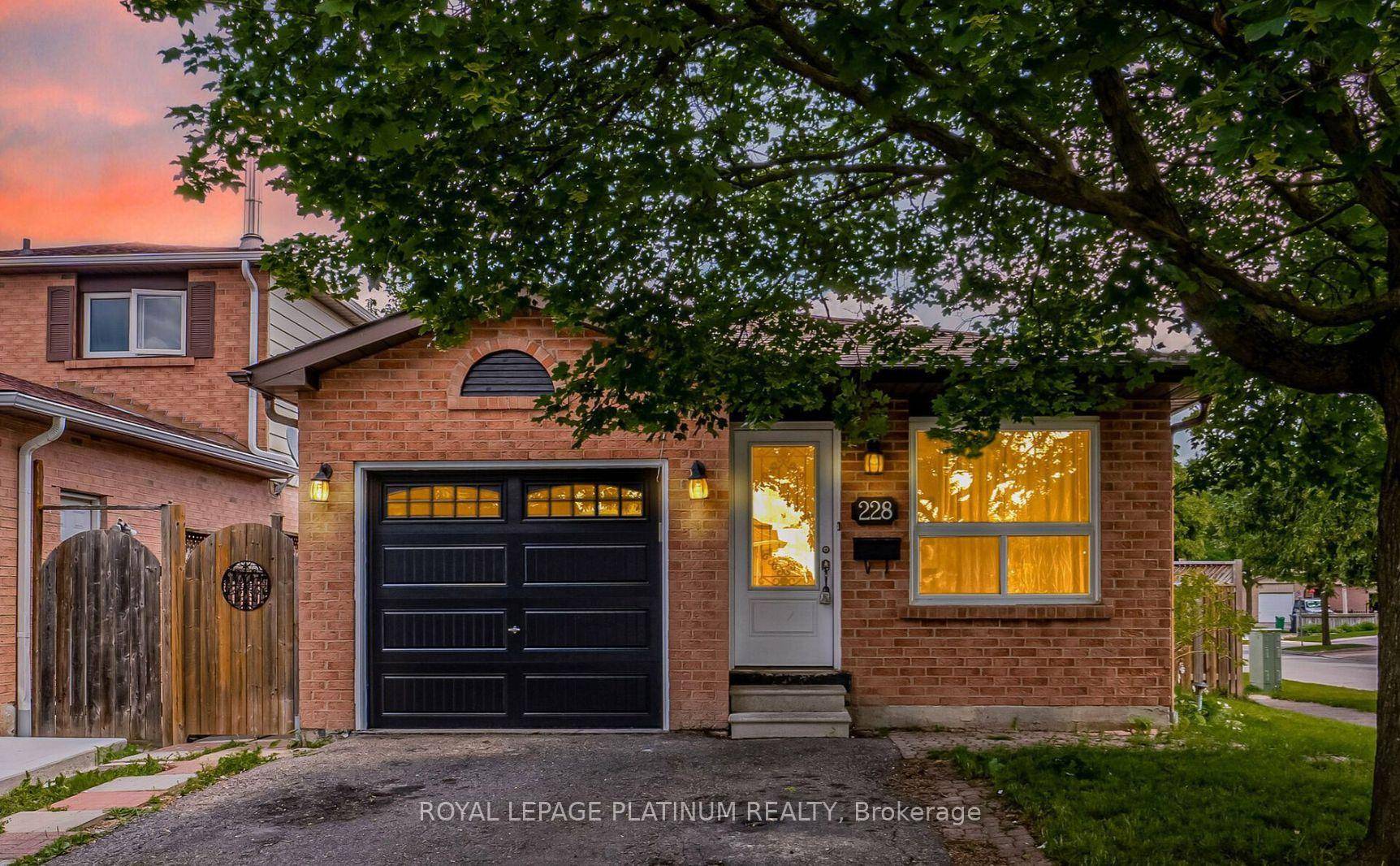 Corner Lot Detach Home ! Very Spacious amp ; Well Maintained 3 1Bedroom Detached Home With Finished Basement amp ; Separate Entrance, Tons Of Upgrades Including Quartz Countertops In Kitchen, ...