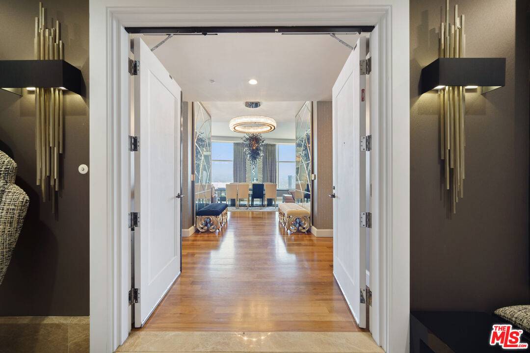 1  W Century Dr 3BR Beverlywood La