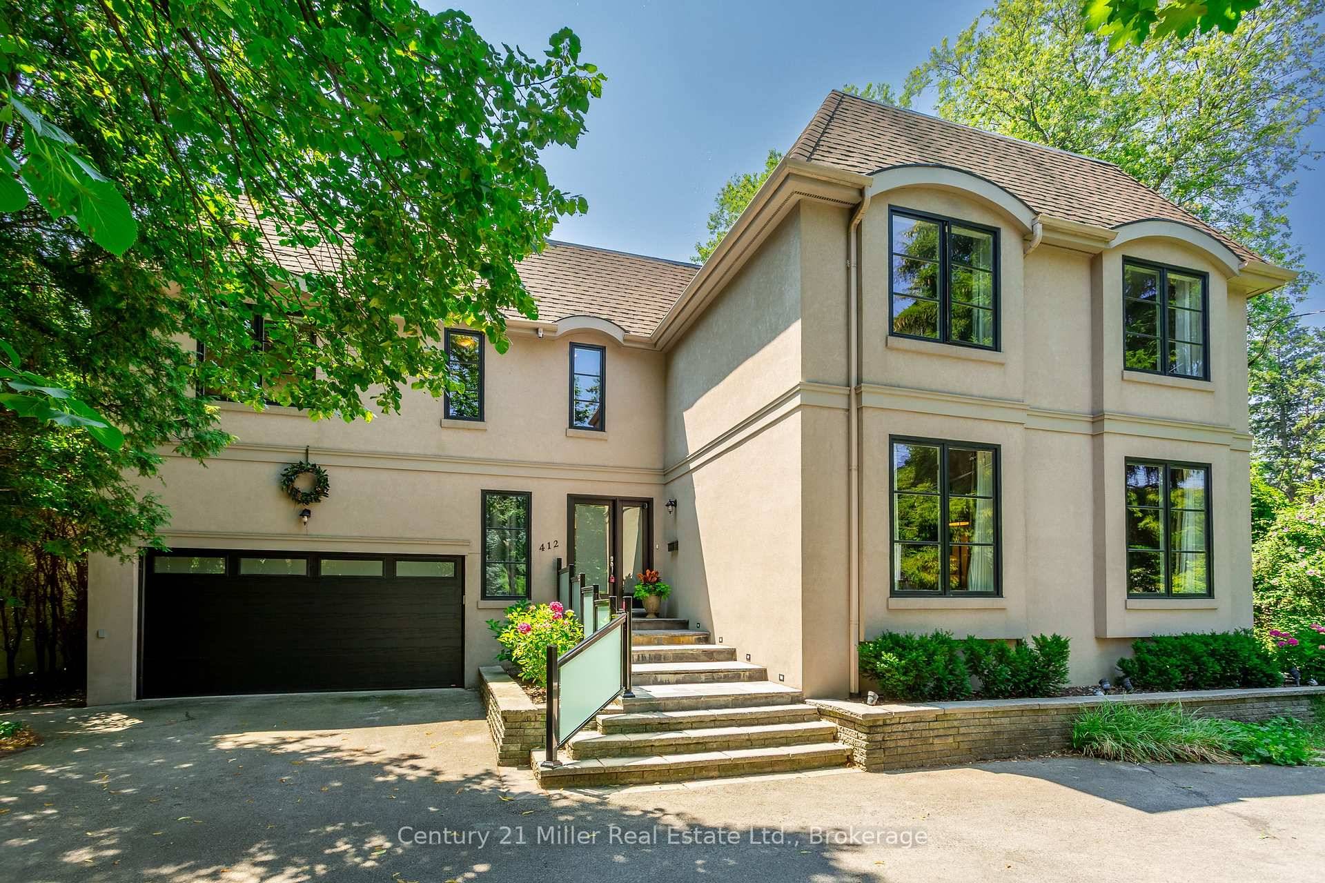 Tucked Away in the Trees of Desirable SE Oakville Nestled on a private, tree lined lot in sought after Southeast Oakville, new construction in 2000 this beautifully updated 4 1 ...