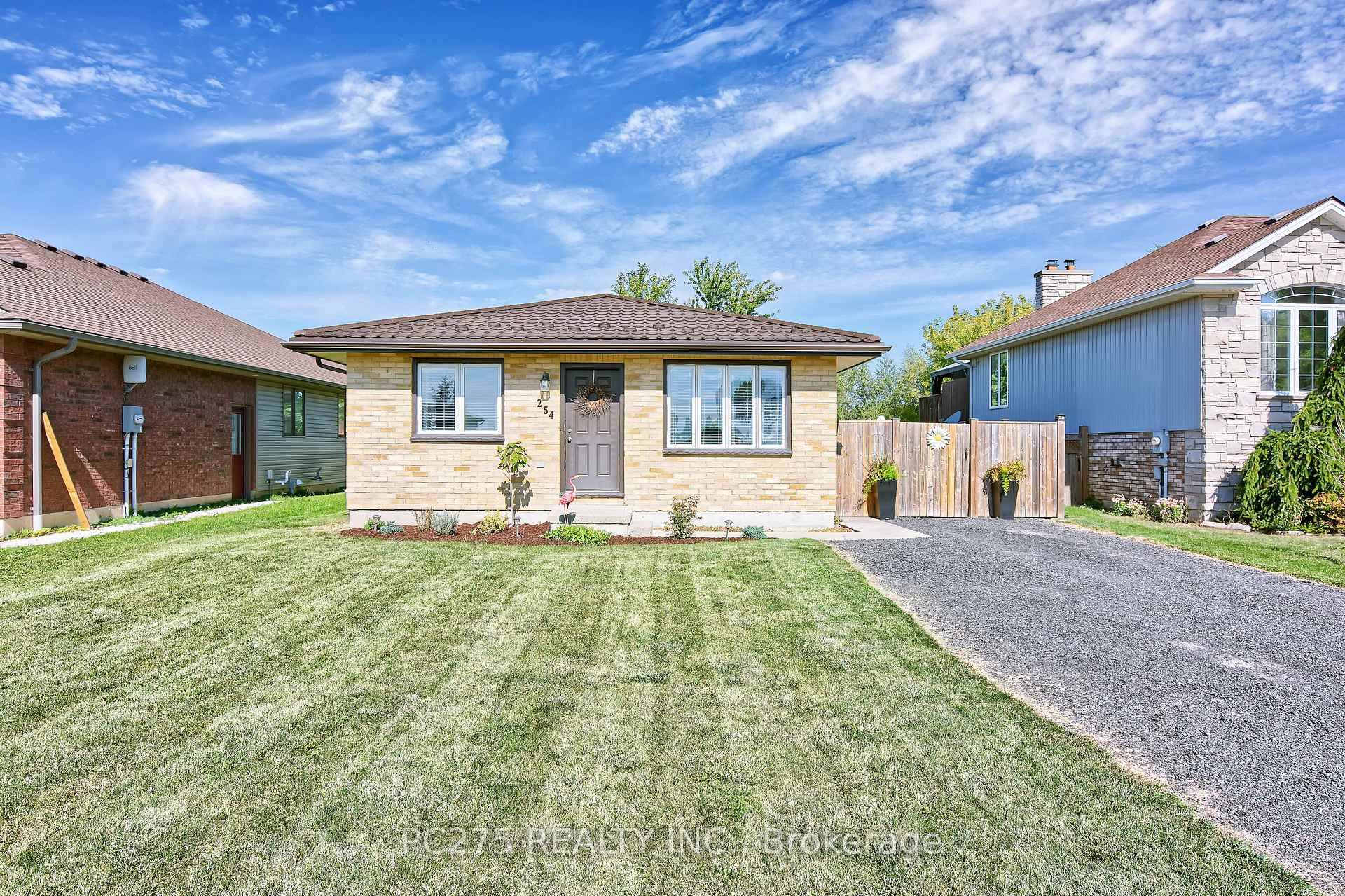 Charming Bungalow in a Great Location of Glencoe !