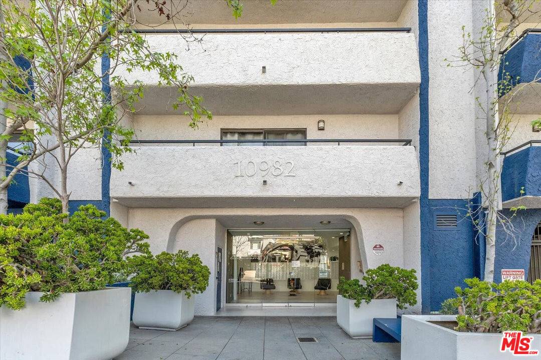 10982   Roebling Ave 1BR Westwood La