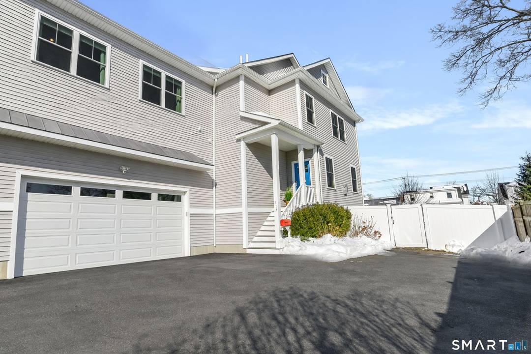 Built in 2019 and ideally located in the heart of the Fairfield Beach area, this modern duplex townhouse offers the perfect blend of style, space, and everyday convenience.