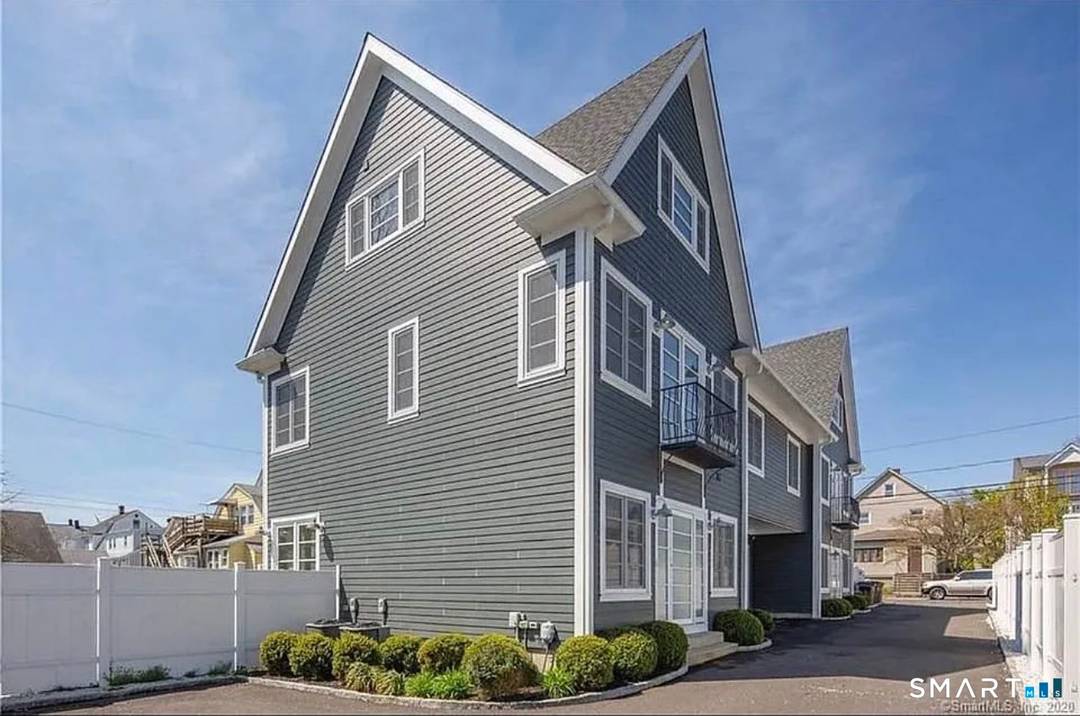 This sophisticated and luxurious 2, 113 sq ft three story townhouse offers 4 generous bedrooms and 3.