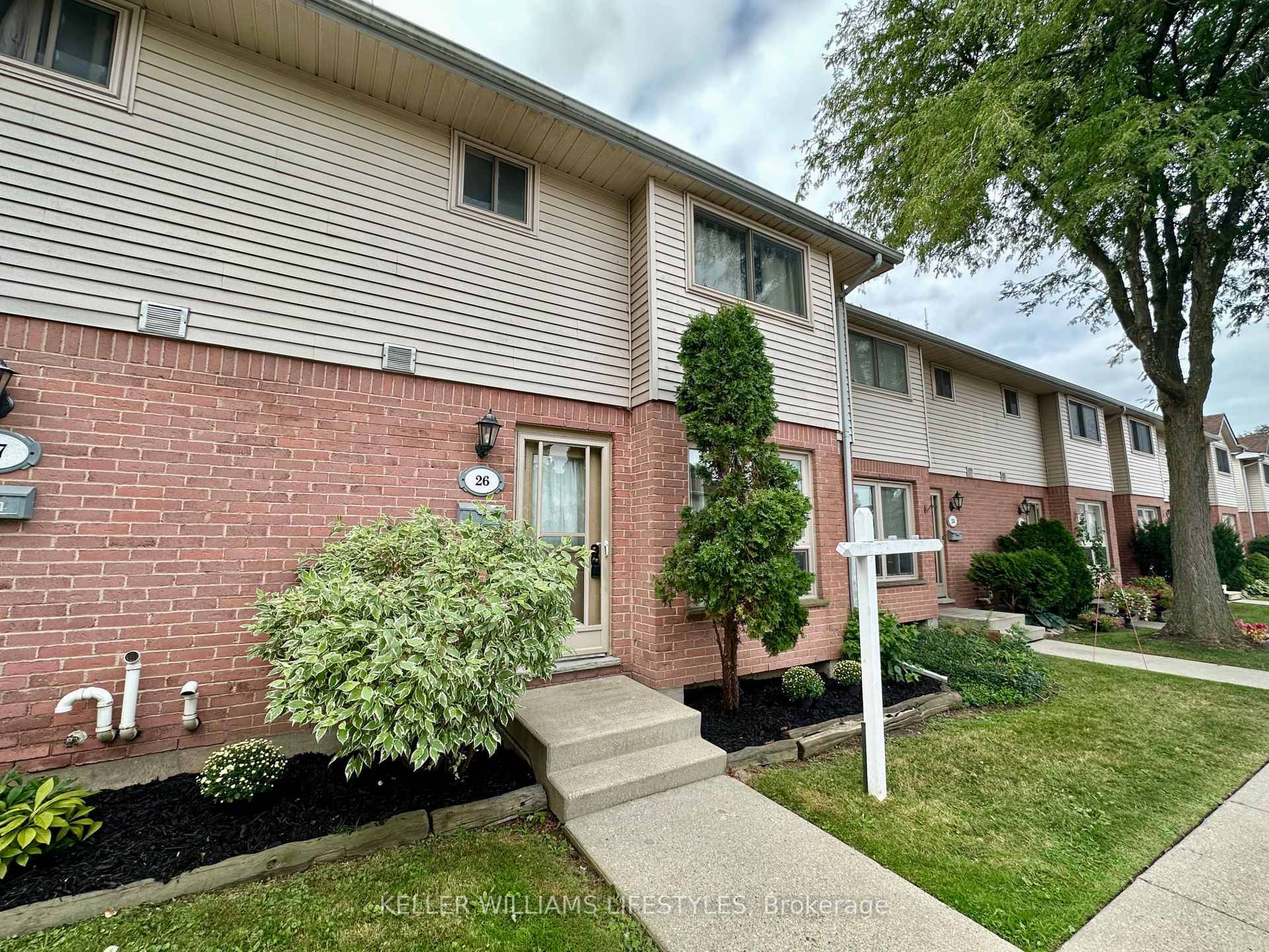 Spacious 3 bedroom, 3 bathroom townhouse condo priced to sell !