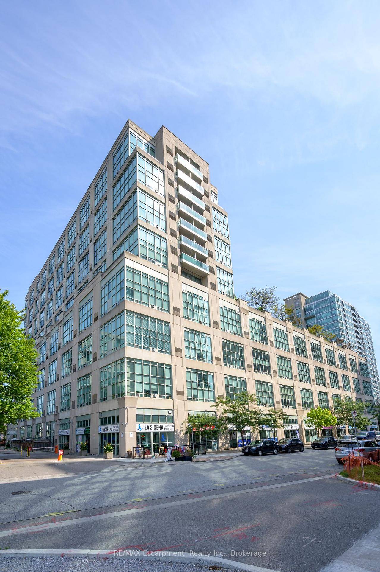 Welcome to the perfect blend of amenities, location, views, and spacious living !