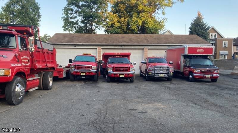 Ideal Commercial Property for Contractors or Service Businesses !