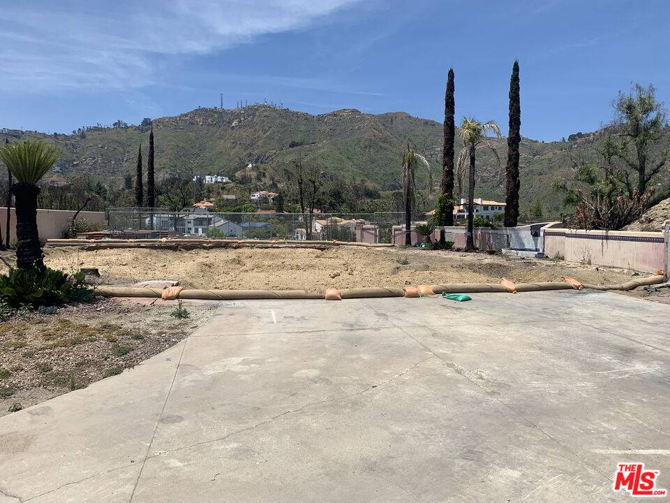 23309  W Paloma Blanca Dr Malibu La