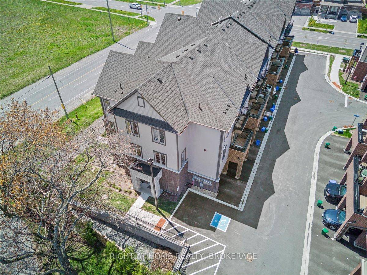 A stunning 3 Bedroom urban end unit townhouse with an area of 1, 197 sq' side to back.