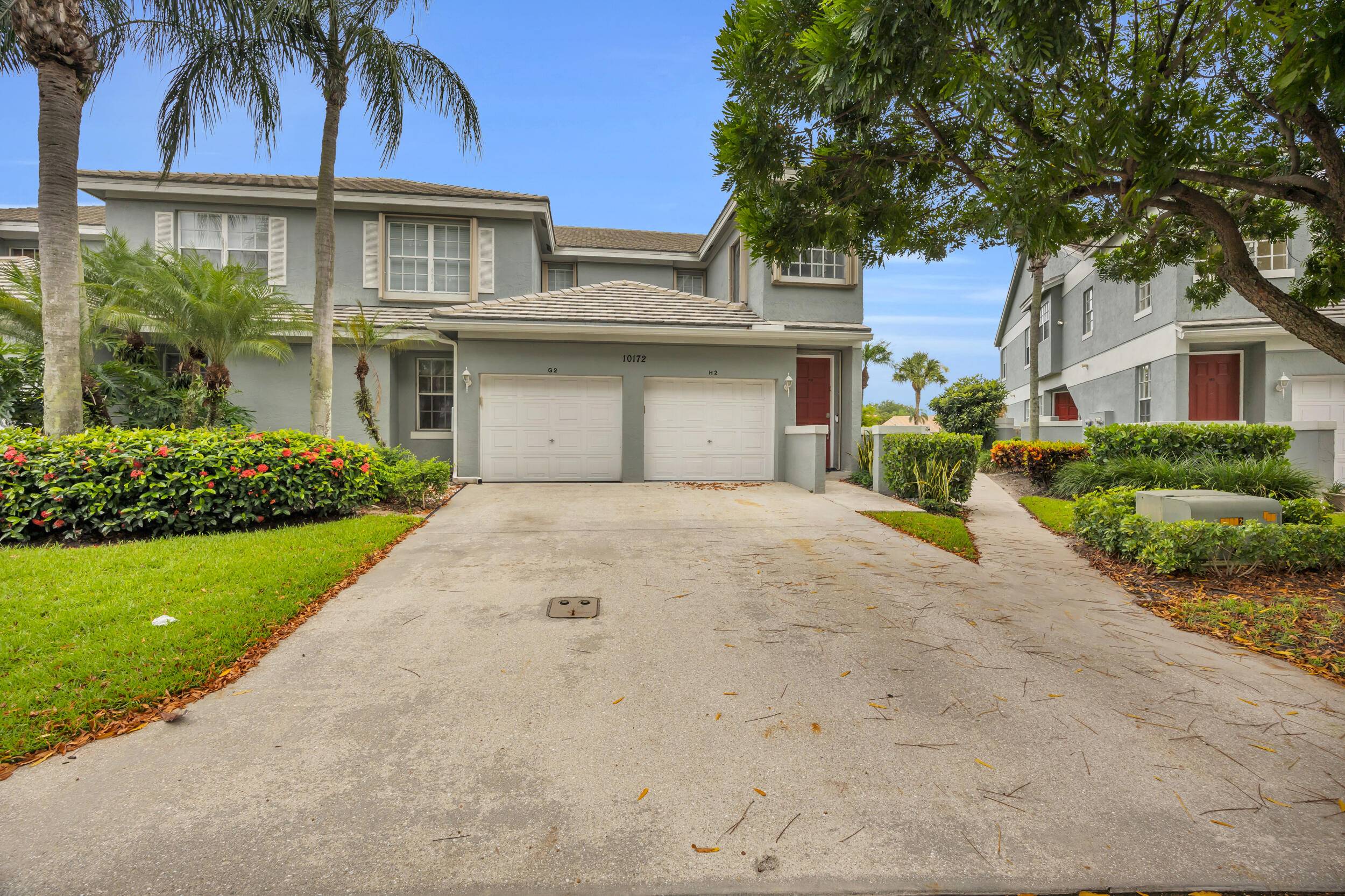 Country Club w Mandatory Membership Fabulous opportunity for first floor living in a spacious condo offering consistent use of natural light and amazing views over the golf course and lake.