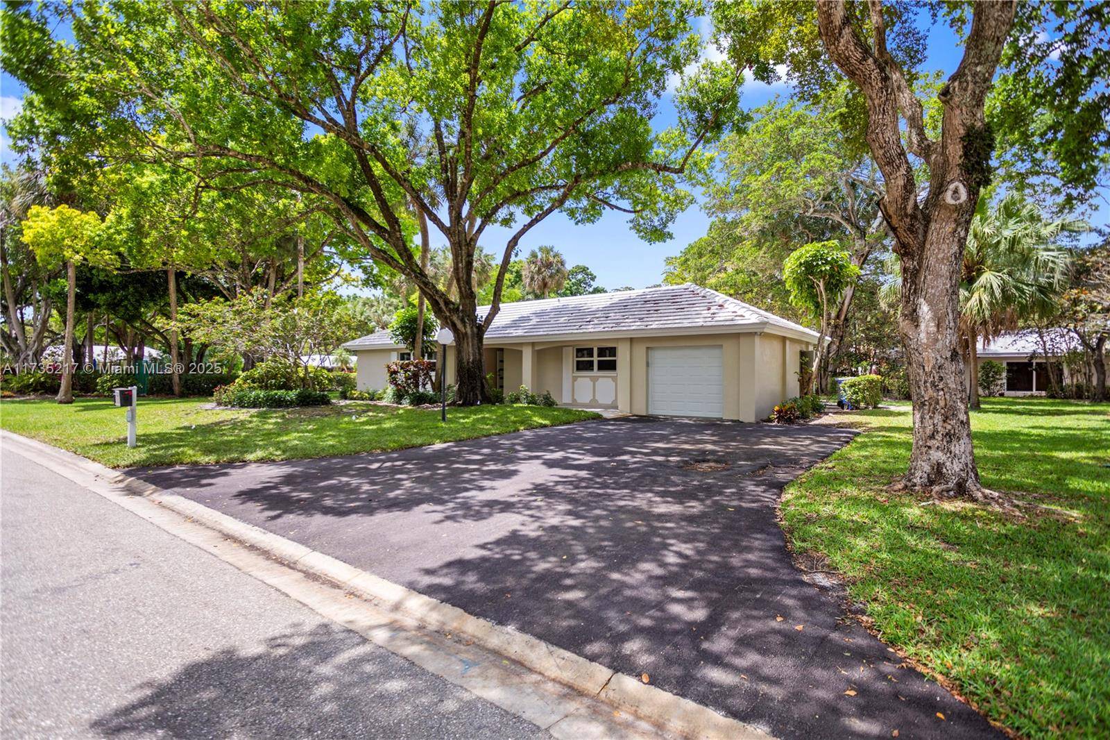 Stunning Fully Remodeled Villa in Palm Aire !