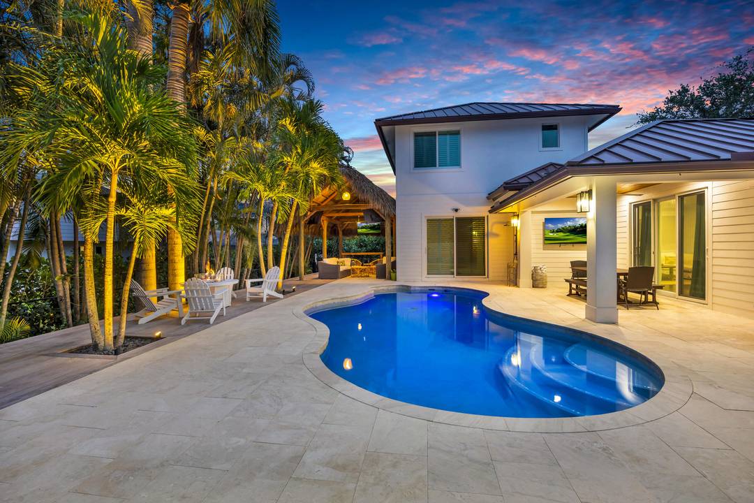 Perfectly positioned just one street from Tequesta Country Club and moments from Turtle Creek, this beautifully renovated 6 bedroom residence offers the ideal blend of location, lifestyle, and modern comfort ...
