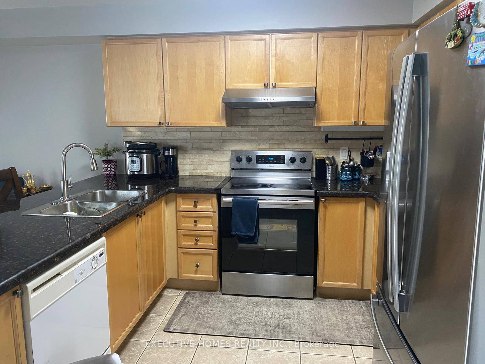 Around 1700Sf well kept home in Brooklin neighbor, Separate family room, good size living room, Kitchen W Granite Counters, Hardwood floor.