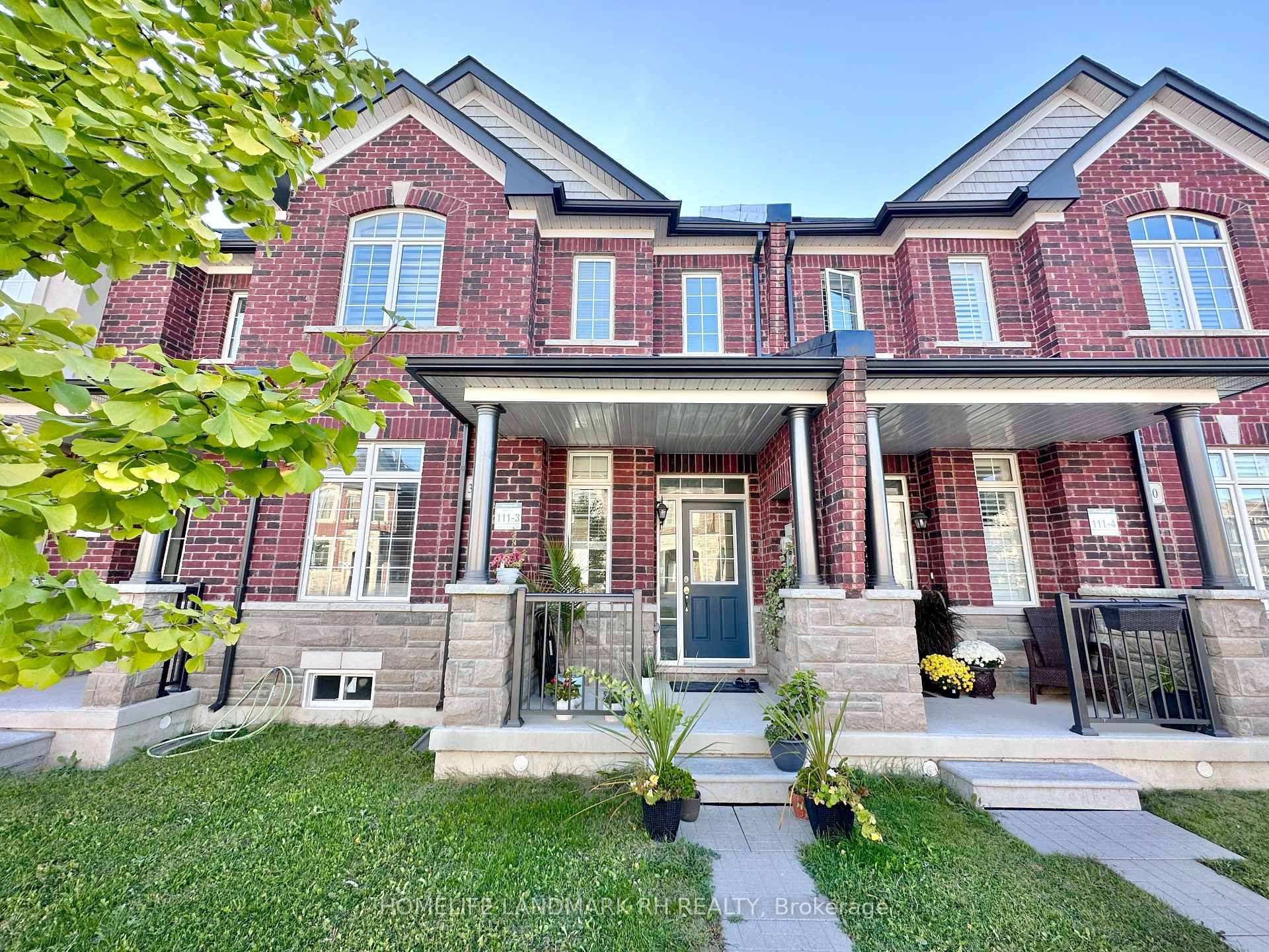 Bright And Spacious Open Concept Townhouse With Double Car Garage In Sharon !