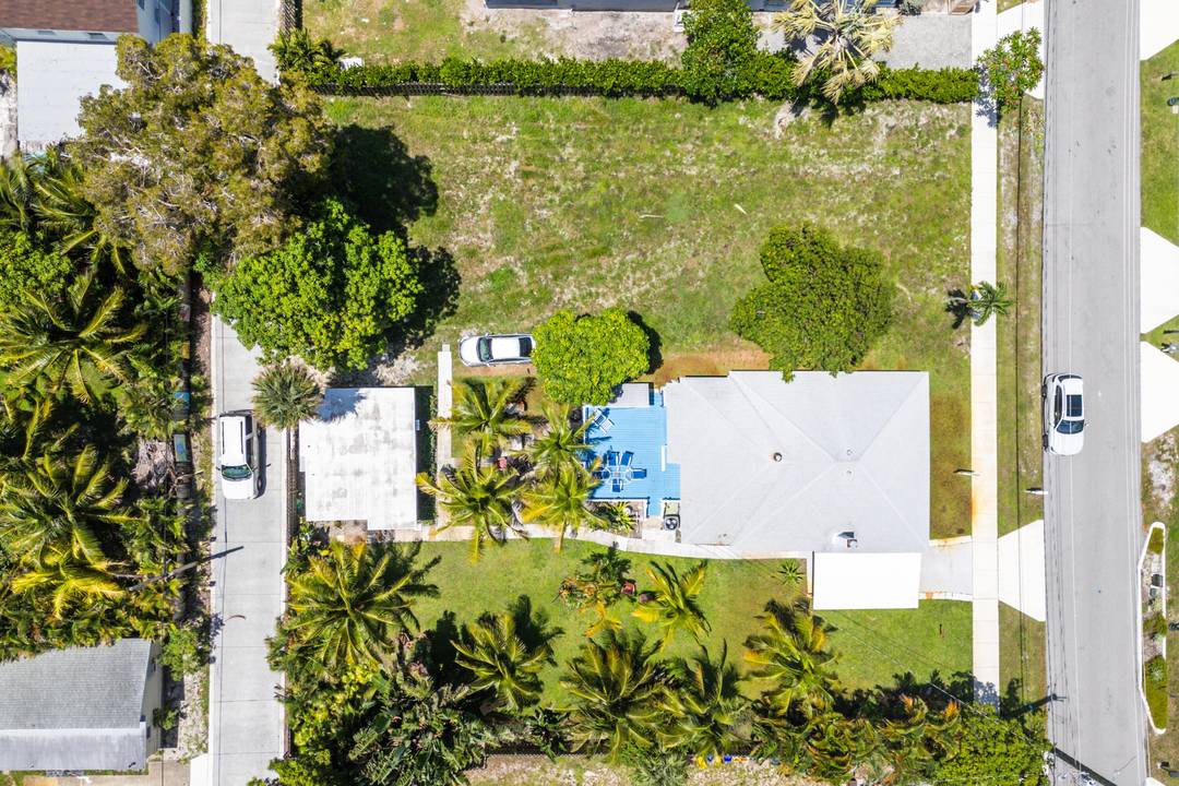 Build a TROPICAL Estate only 2 blocks from ATLANTIC AVENUE 10, 500 square foot lotThis Osceola Park GEM is unique with extra large lot and a Paved alley in back ...