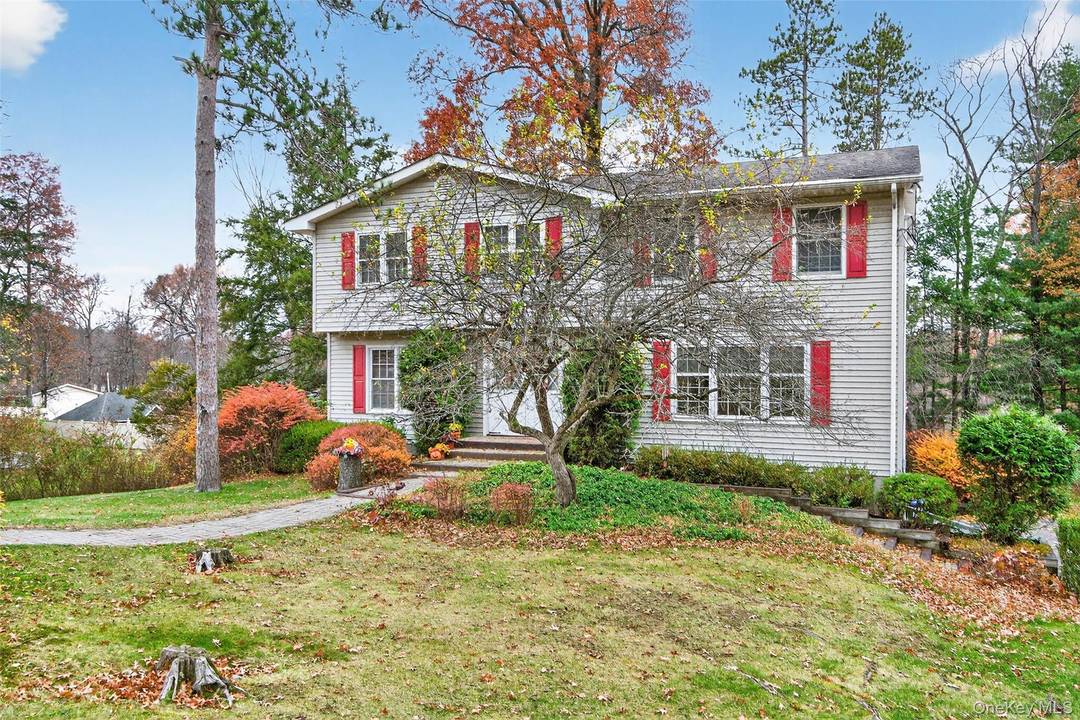 Timeless Colonial in Exclusive Tomahawk Lake Community Welcome to this impressive 4 bedroom, 2.