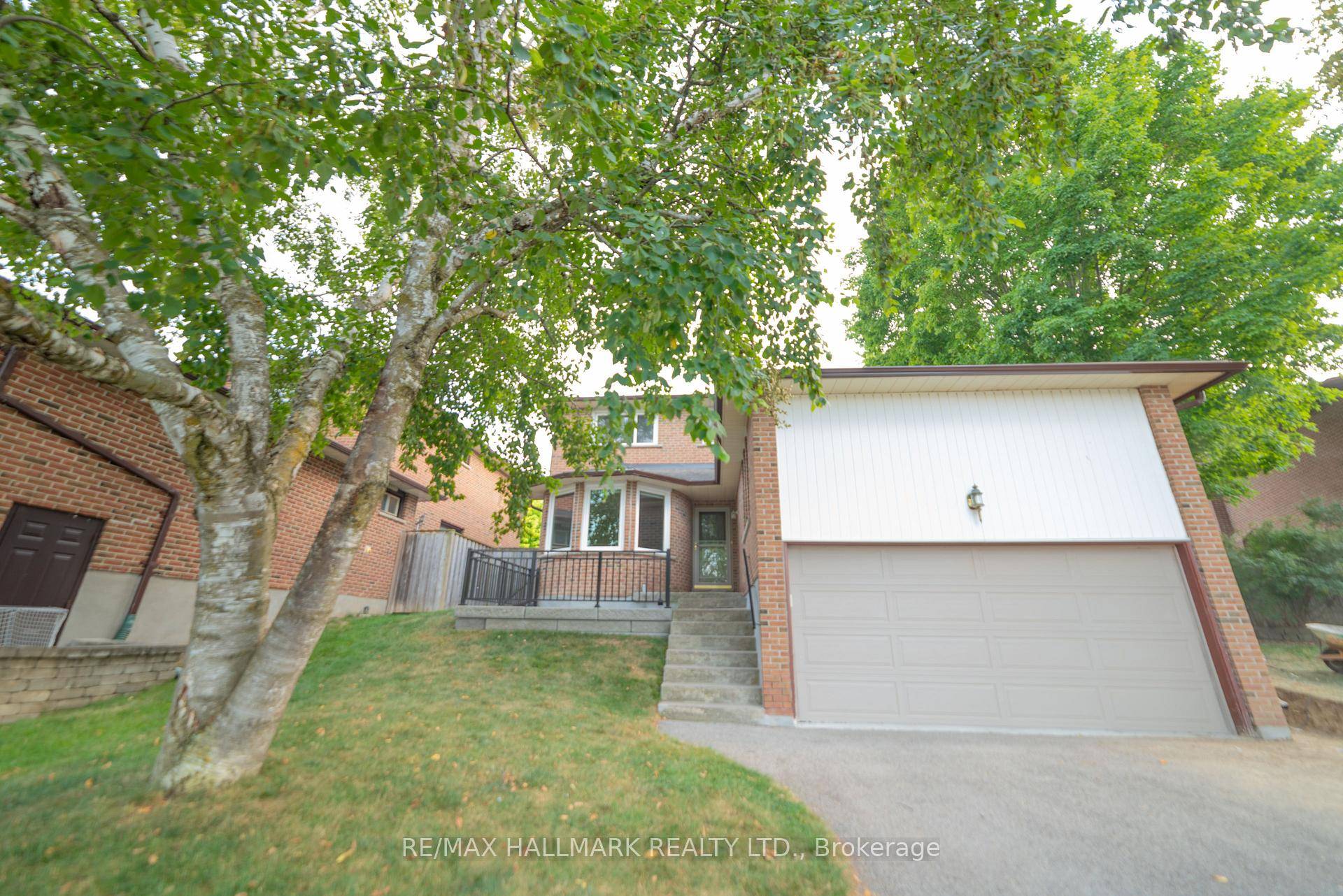 Welcome to your next home, nestled on a peaceful crescent in one of Newmarkets most desirable family friendly neighbourhoods.