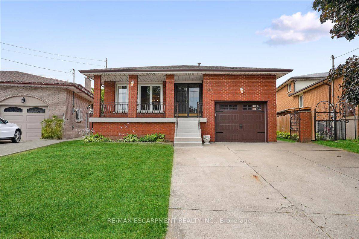 Pride of ownership shines in this original owner home, nestled in the highly sought after Templemead neighbourhood.