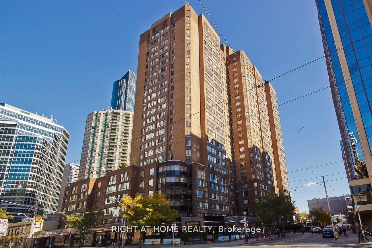 Stunning Furnished ready to move in One Bedroom Den with 2 bathrooms in Prime Downtown Toronto Location This beautifully Penthouse unit offers a bright and spacious layout with breathtaking city ...