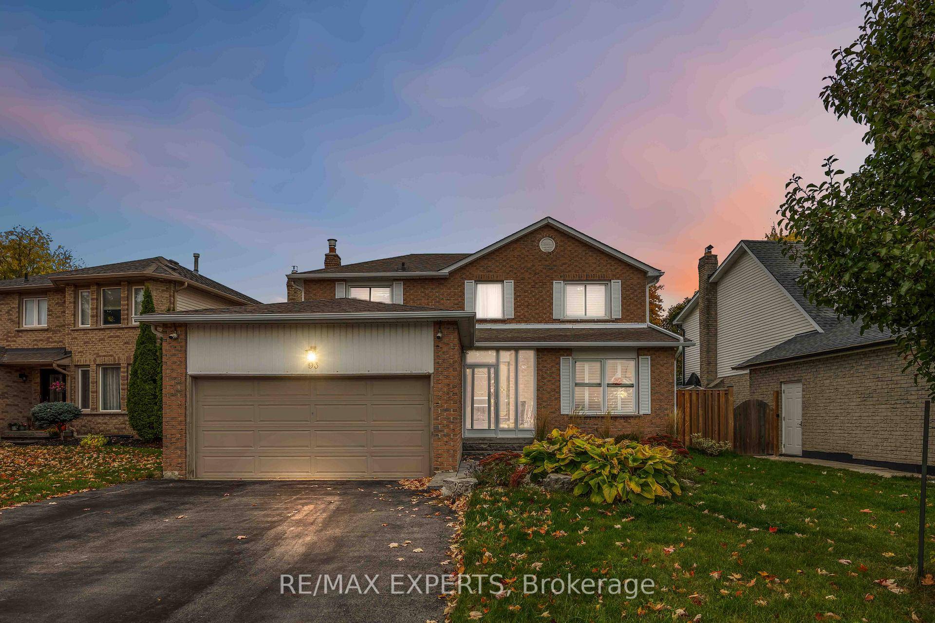 Beautifully updated turn key home in Newmarket's highly sought after Bristol London community.