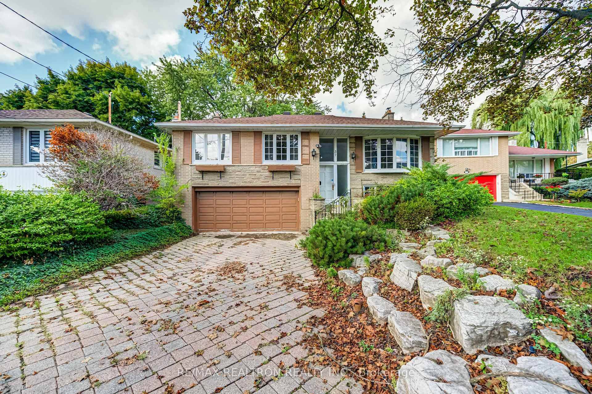 Stunning Bungalow Raise. Calling All Builders Renovators Investors Looking For A Project Fantastic Prime Prestigious Bayview Village Opportunity !