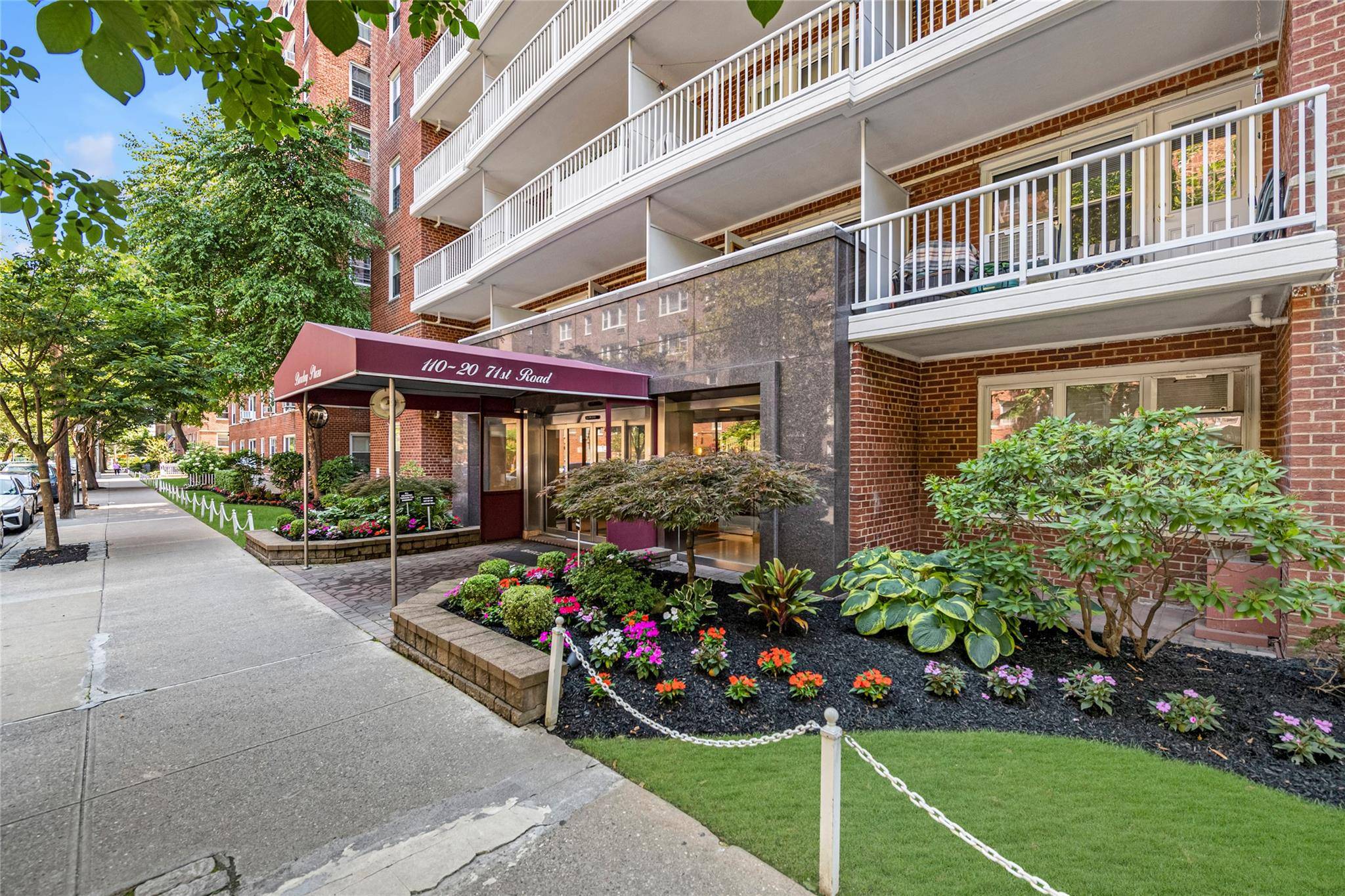 Corner Unit Large 2 Bedrooms and 2 Full Bathroom Apartment on the 1st Floor, High Ceiling, Living Room, Dining Room, walk in closets and Large Terrace.